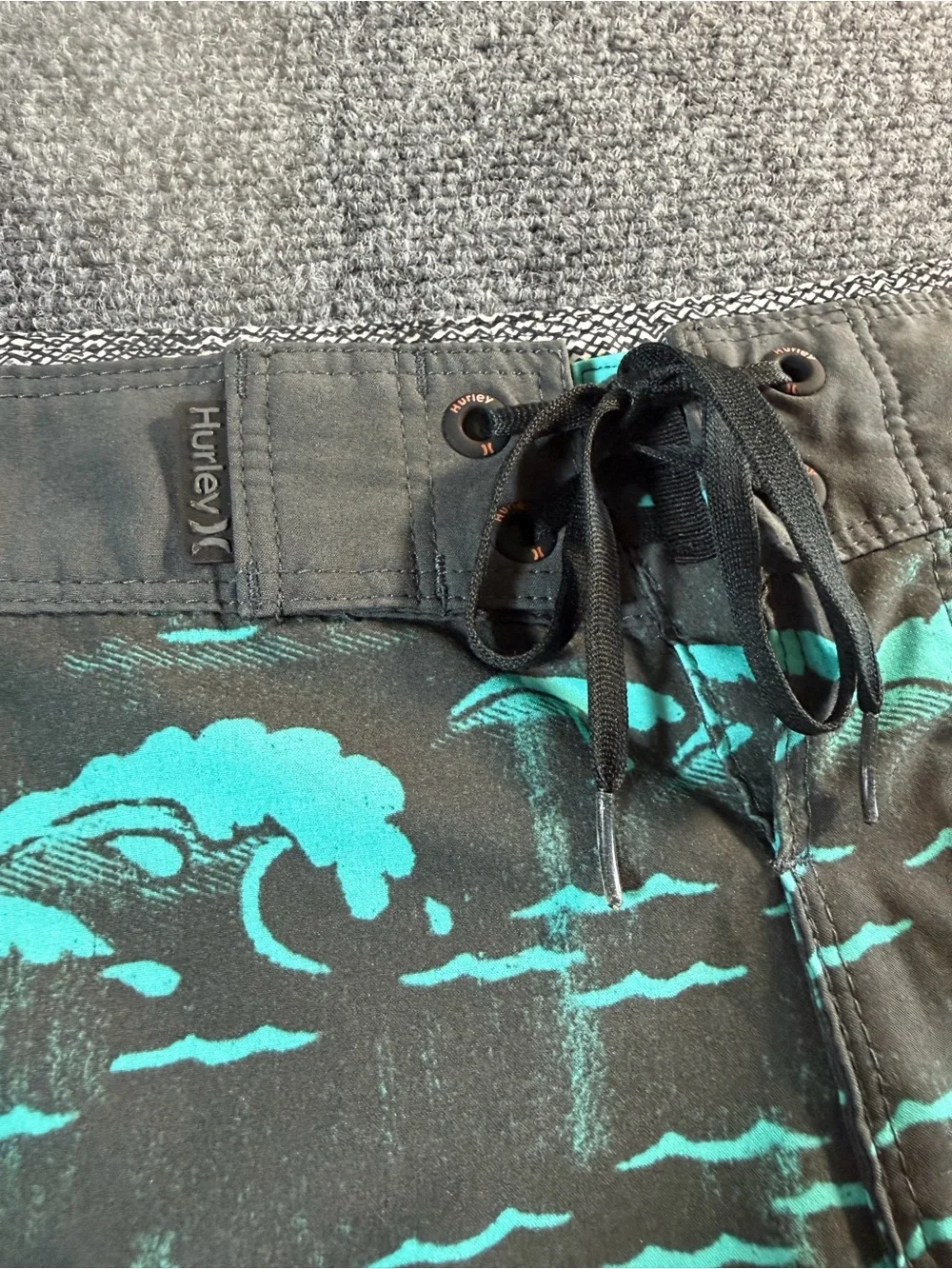 Hurley Swimsuit Board Shorts Mens size 34 9' inseam Tsunami Waves